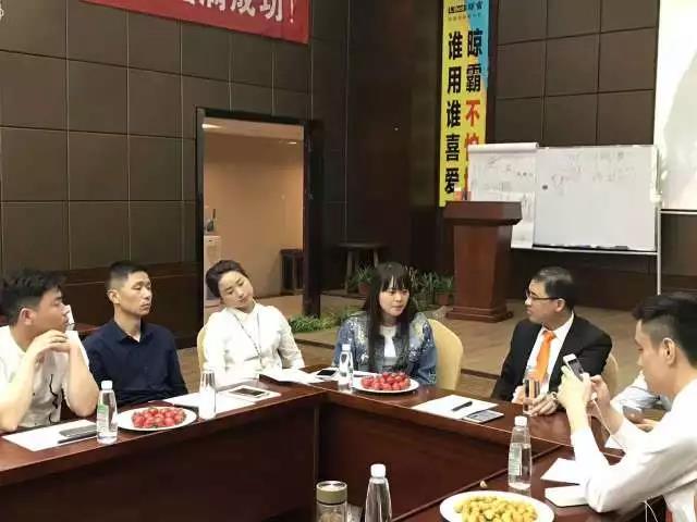 刘总主持座谈会 刘总主持座谈会