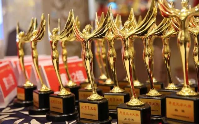 存感恩 齐奋斗 筑梦想——晾霸2016年度表彰大会暨2017年辞岁迎新联欢会完美召开 存感恩 齐奋斗 筑梦想——晾霸2016年度表彰大会暨2017年辞岁迎新联欢会完美召开